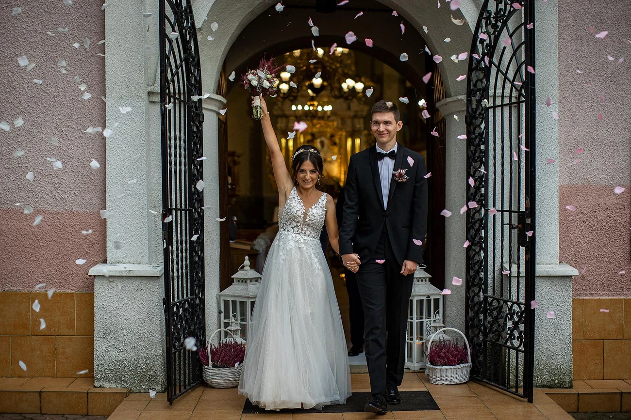 Wyjście z kościoła- Konfetti