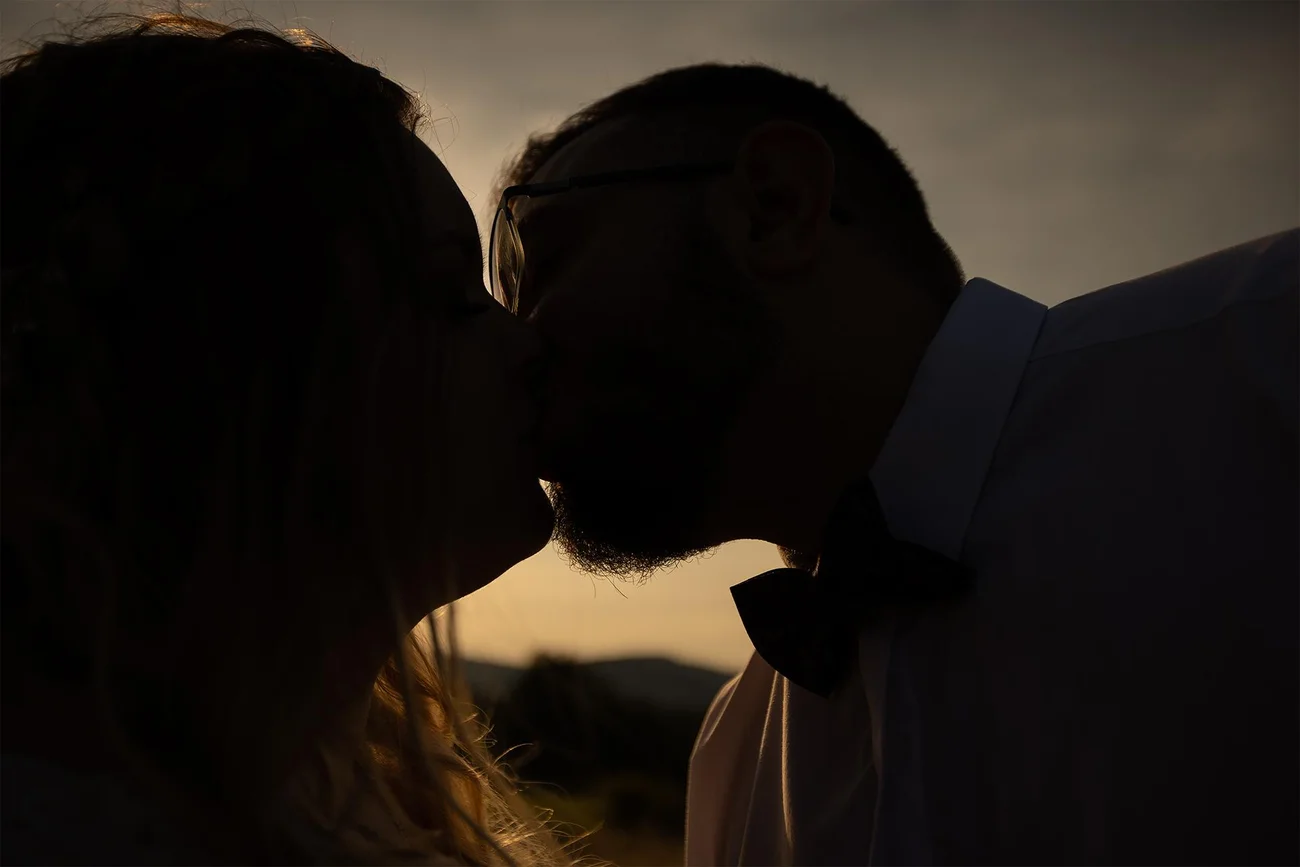 Romantyczna fotografia przy zachodzie słońca