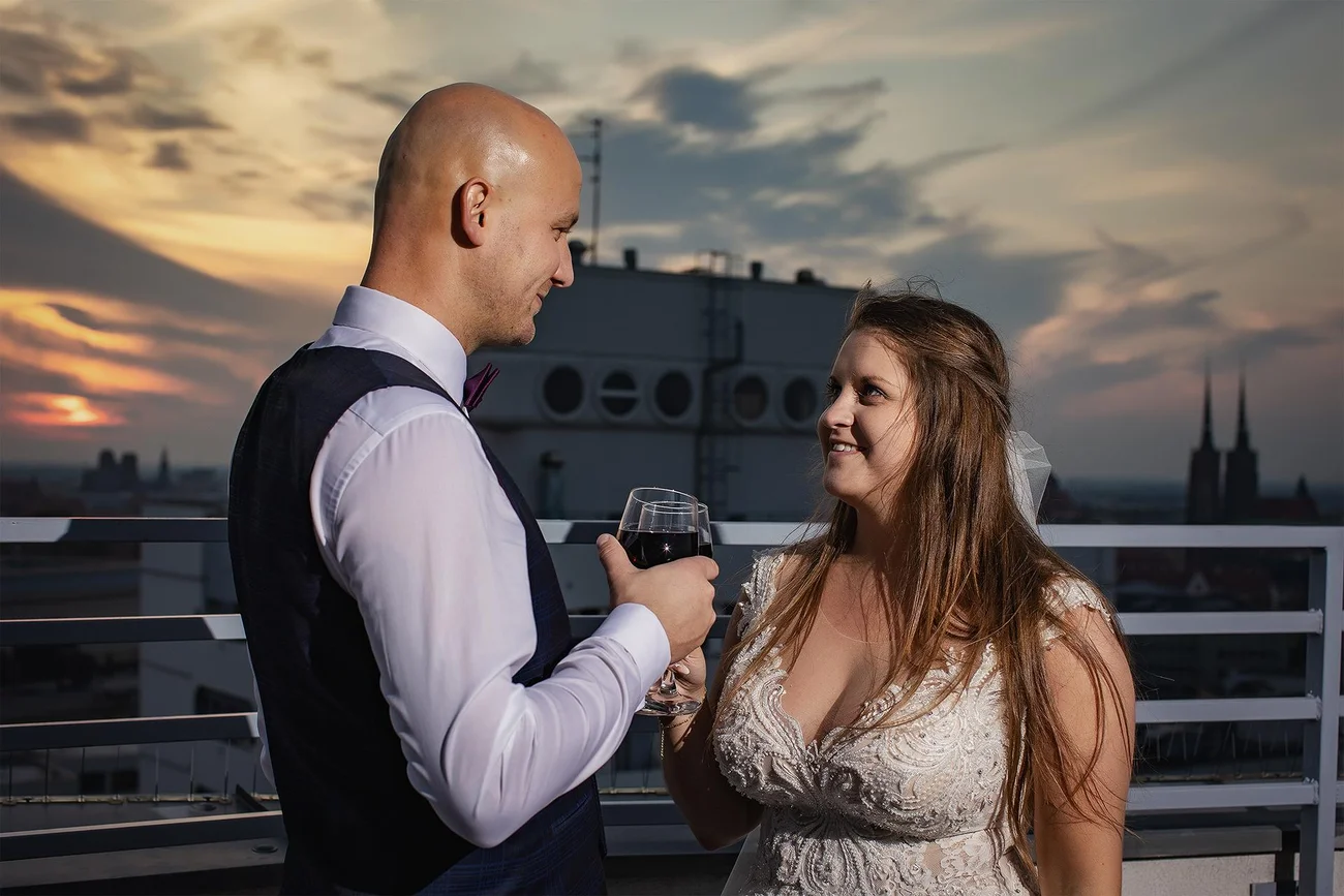 Para młoda na dachu