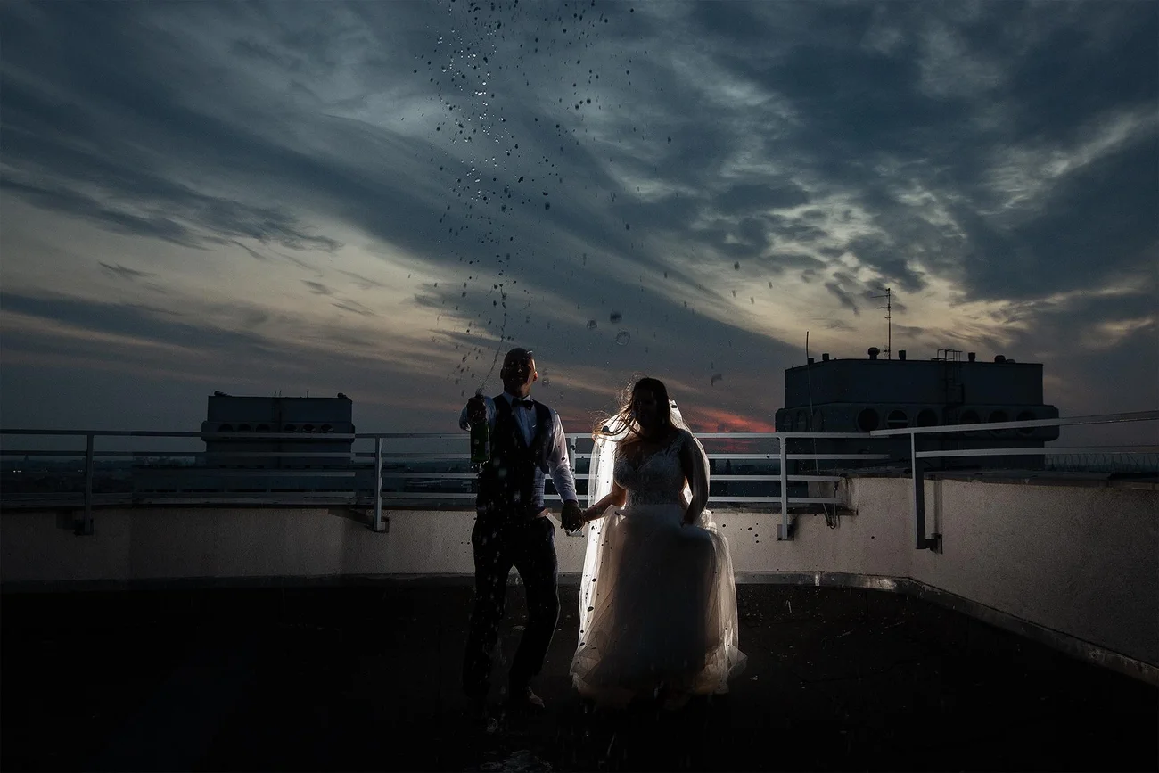 Nocna sesja ślubna na dachu