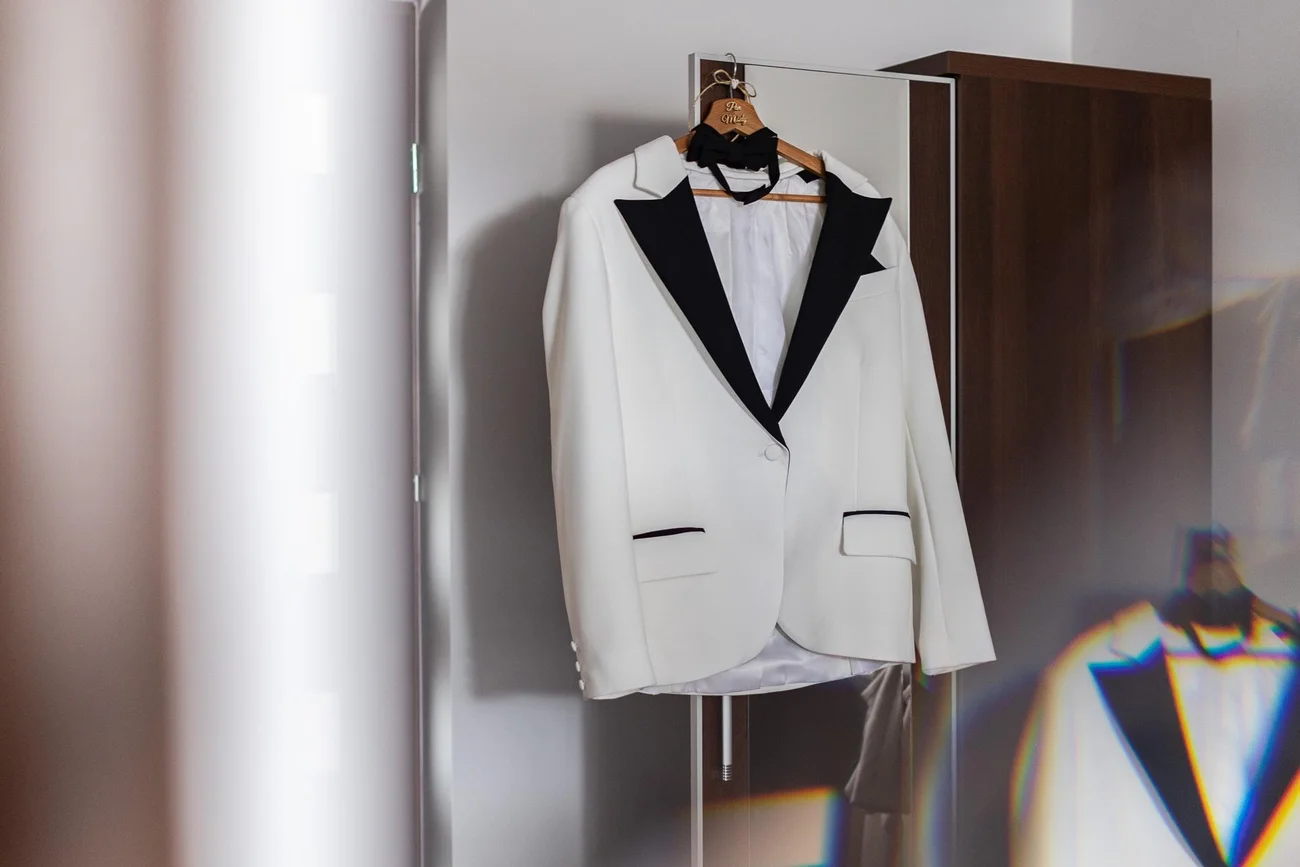 Biały garnitur ślubny