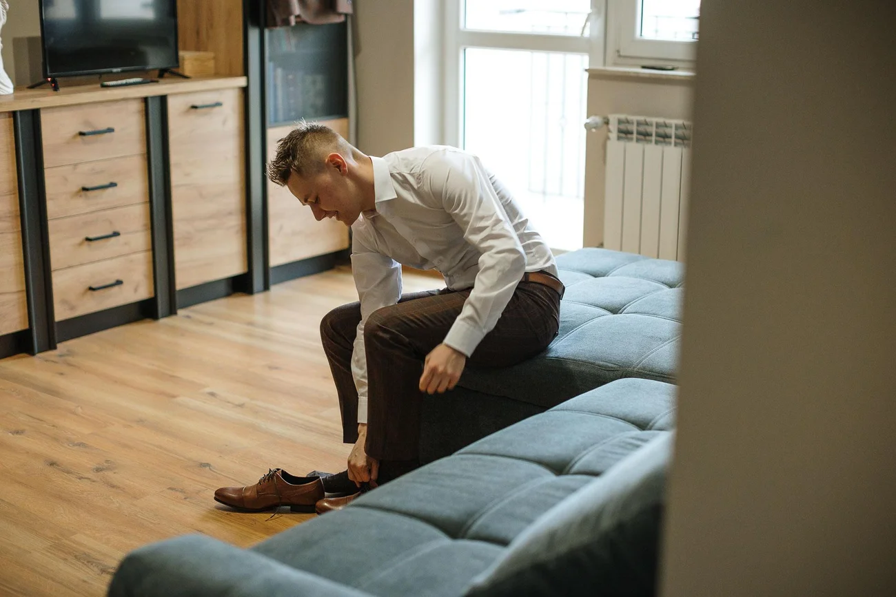 Zakładanie Butów Pan Młody