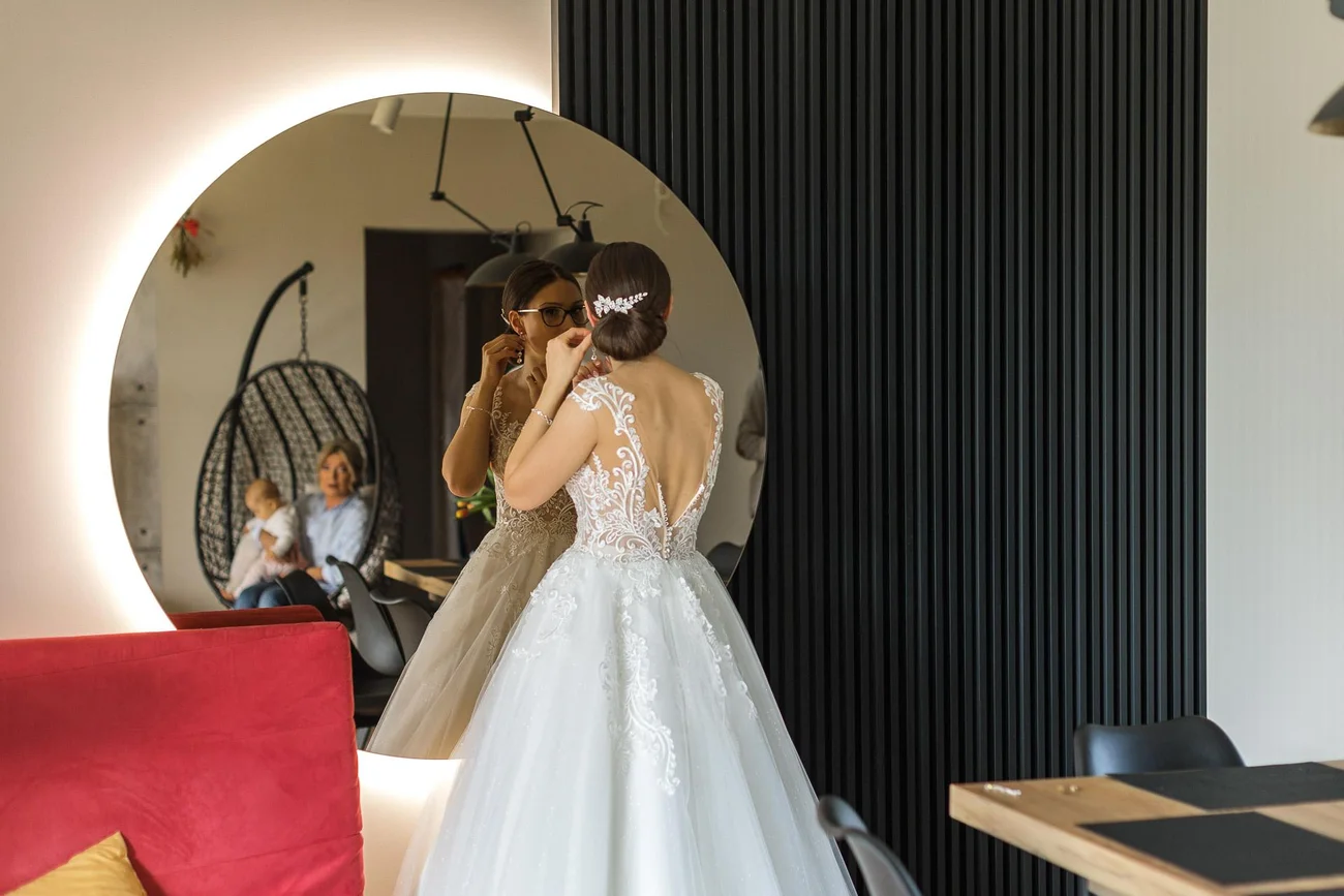 Zakładanie biżuterii w dniu ślubu