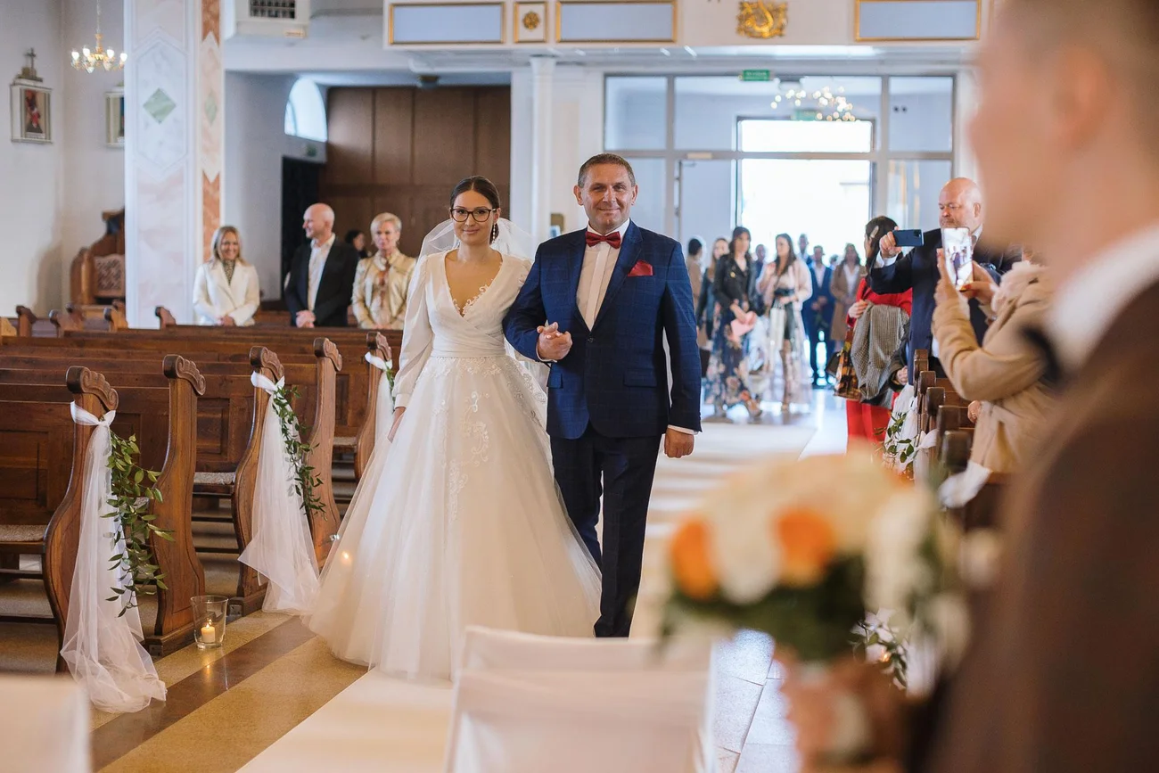 Tata Pani młodej - wprowadzenie do kościoła