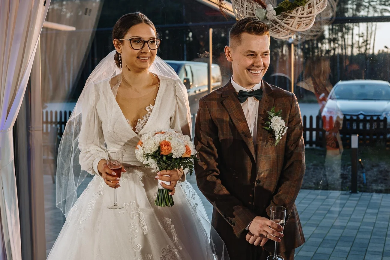 Para młoda na parkiecie