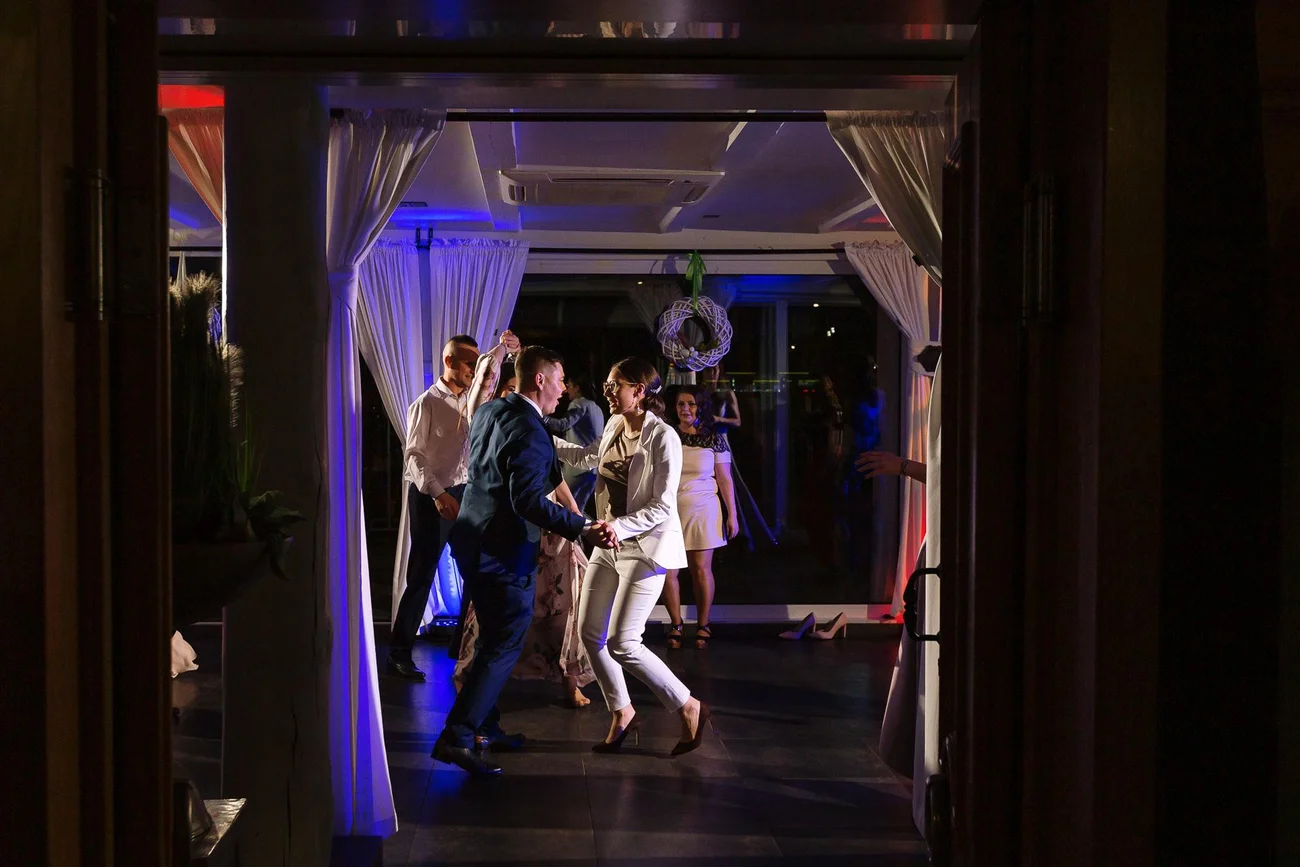 Zabawa na weselu w zajeździe Plan