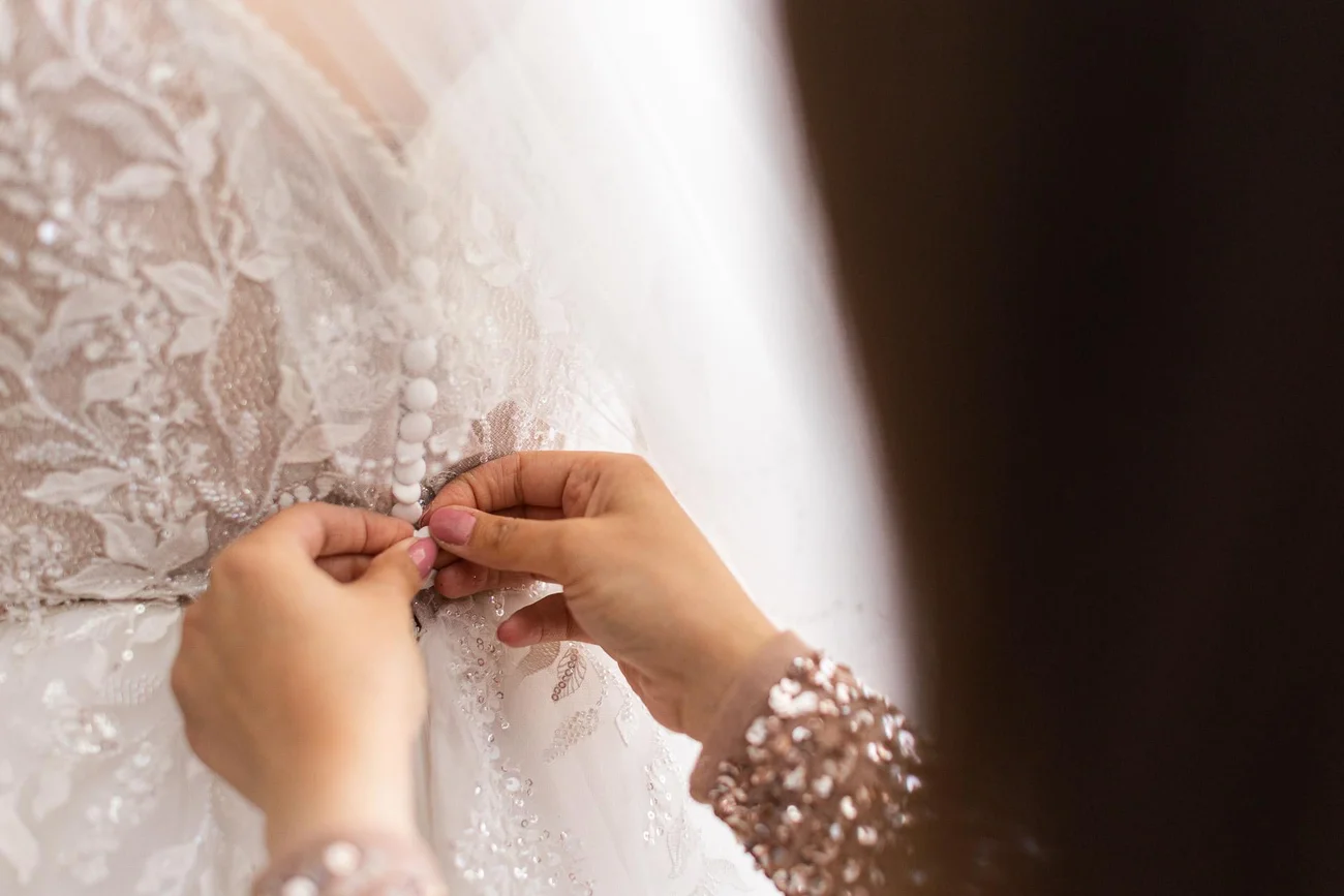 Guziki w sukni ślubnej