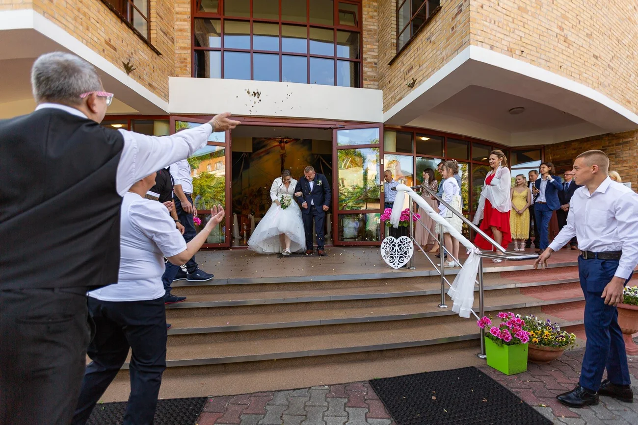 Wyjście z kościoła po ślubie