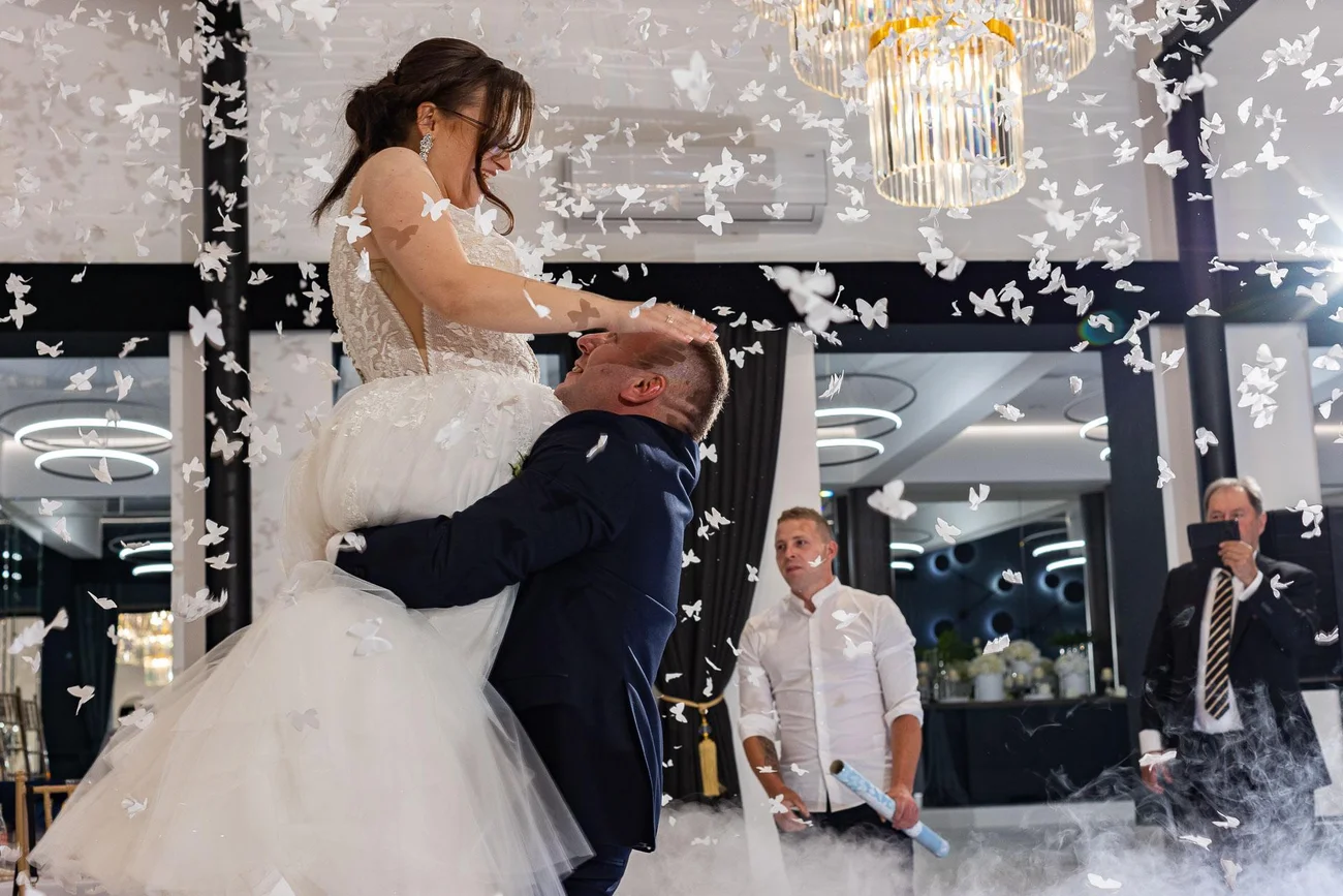 Wystrzał konfetti na pierwszym tańcu