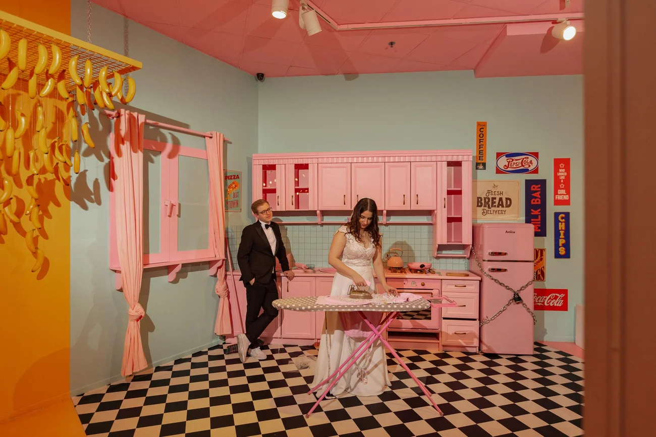 Różowa kuchnia - plener ślubny