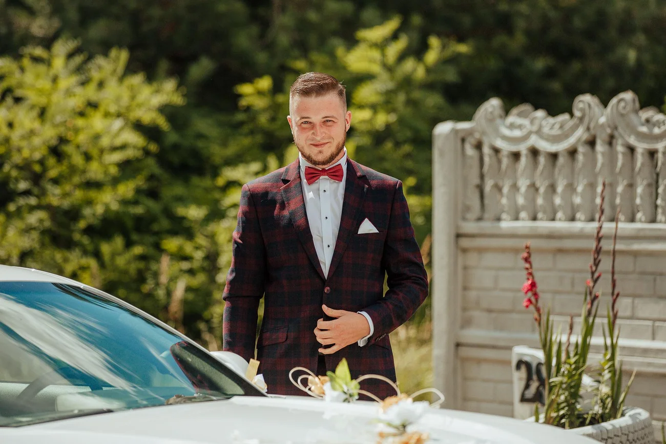 Pan młody pod domem młodej