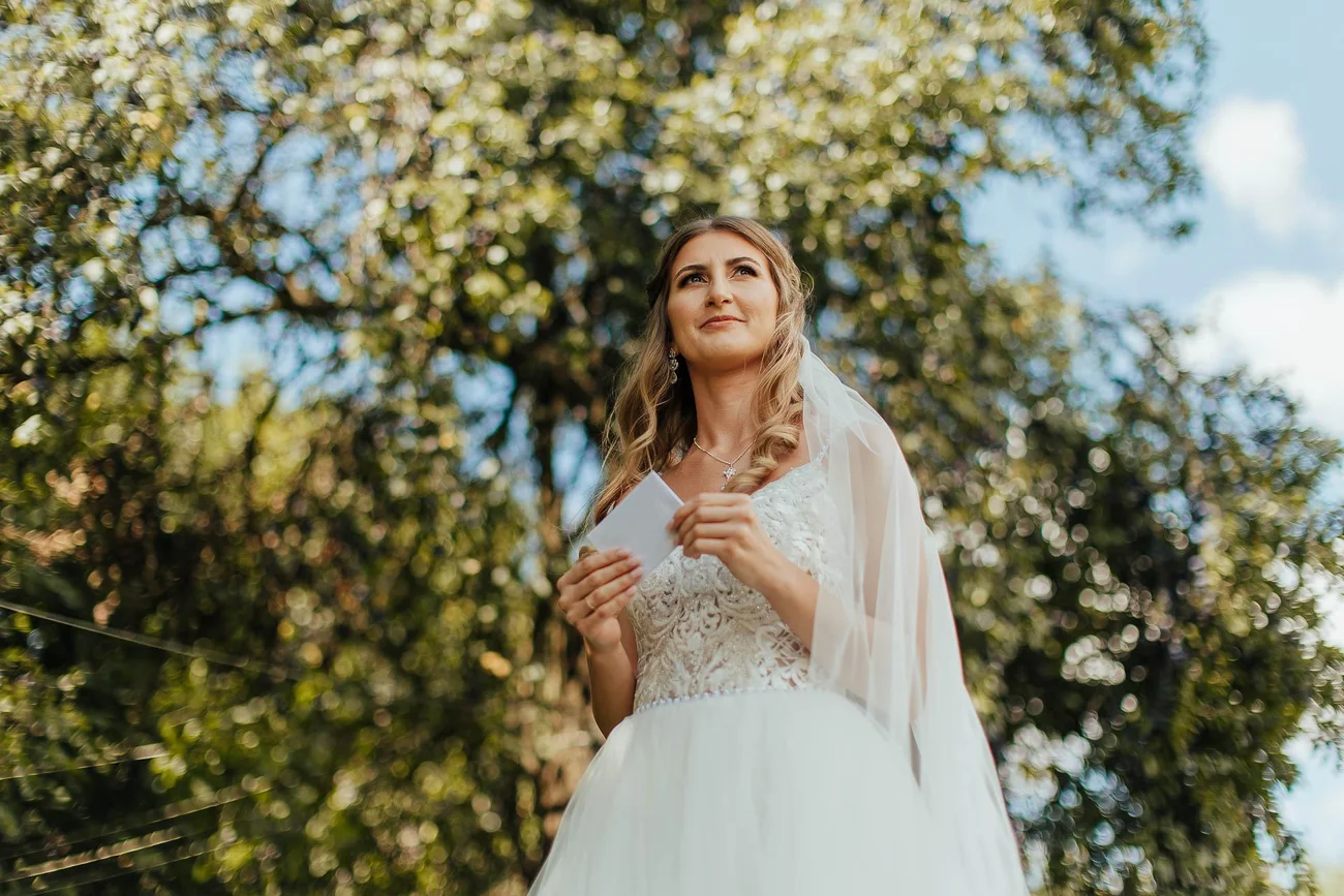 Panna młoda - oczekująca w ogrodzie