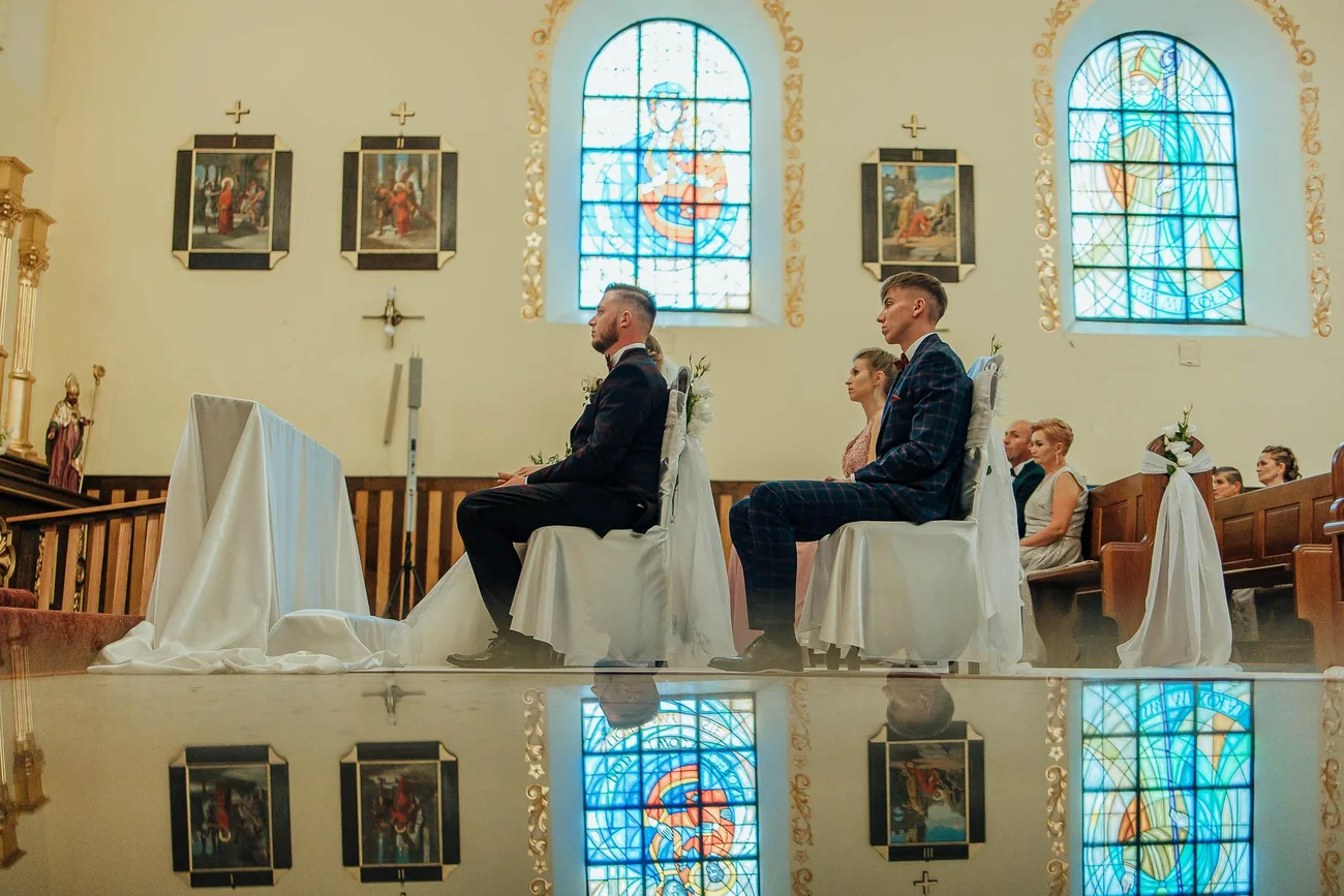 Para młoda w kościele