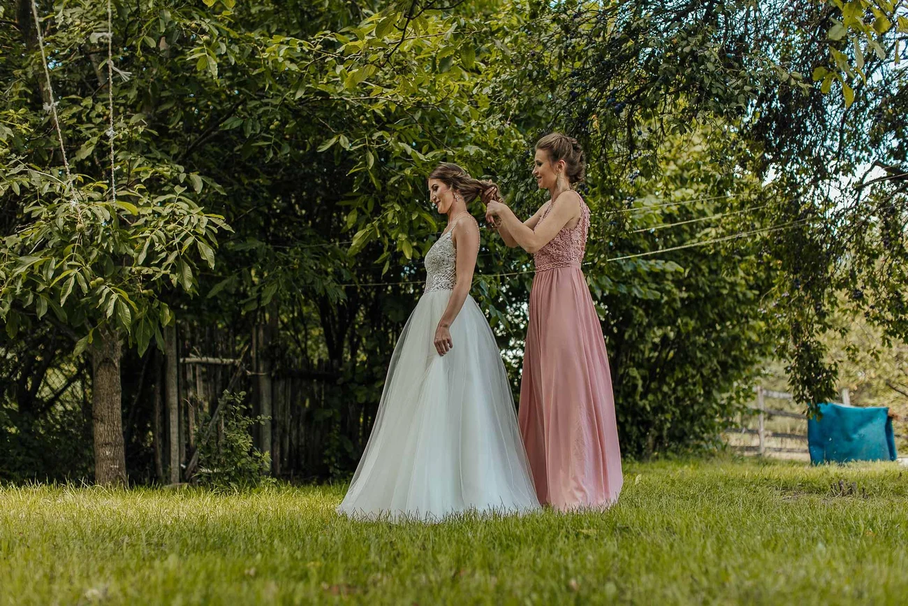 Przygotowania pani młodej w ogrodzie