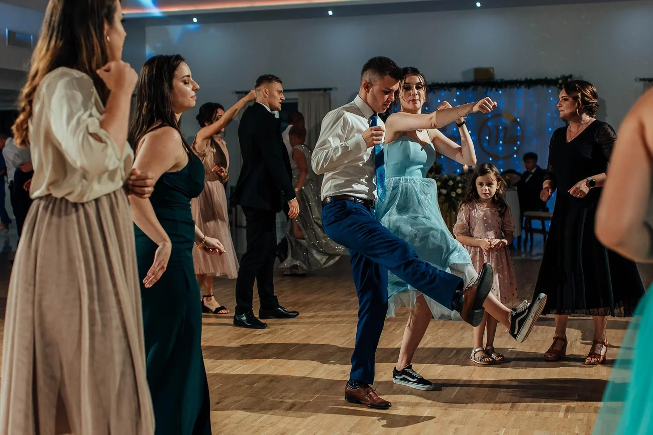 Tańczący goście weselni