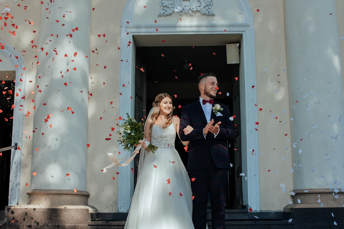 Wyjście z kościoła- konfetti