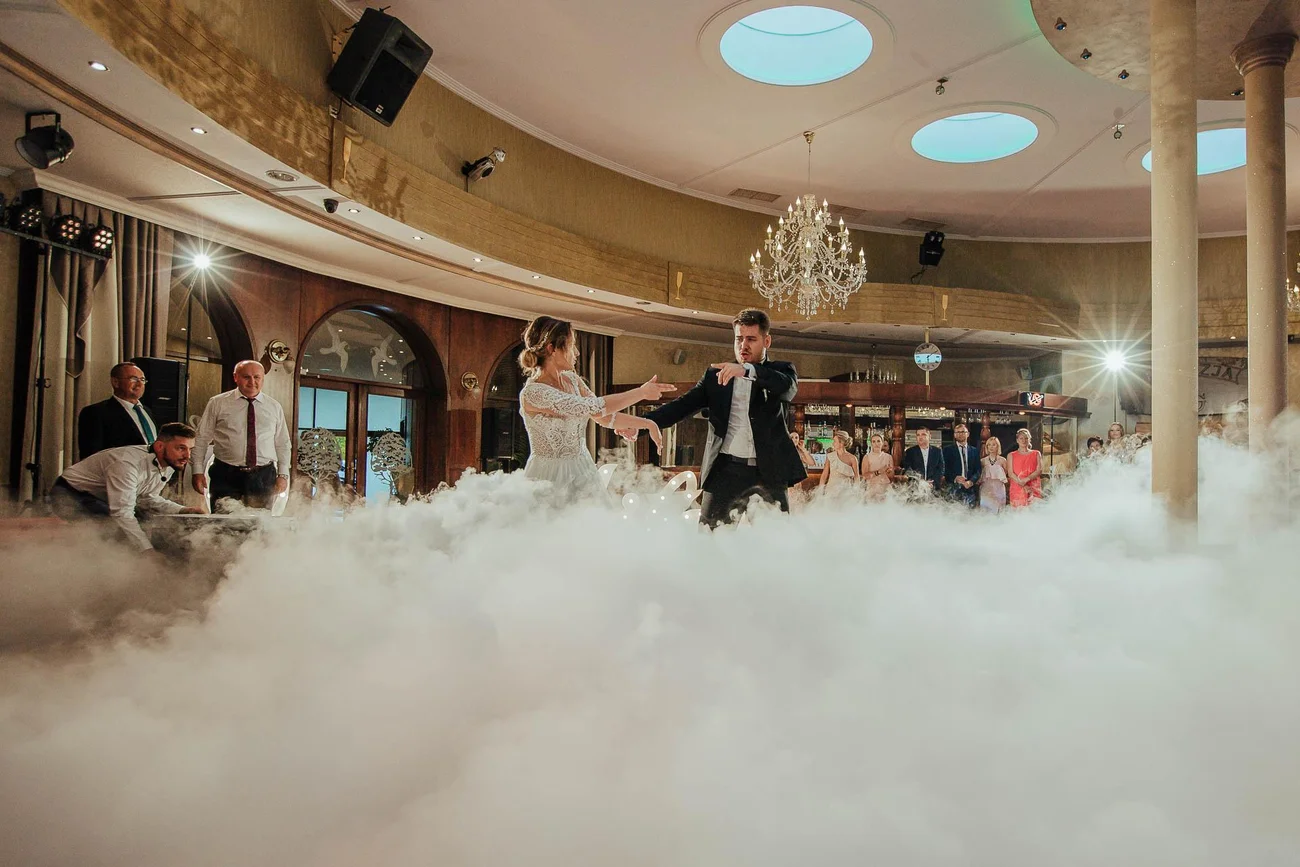 ciężki dym na pierwszym tańcu