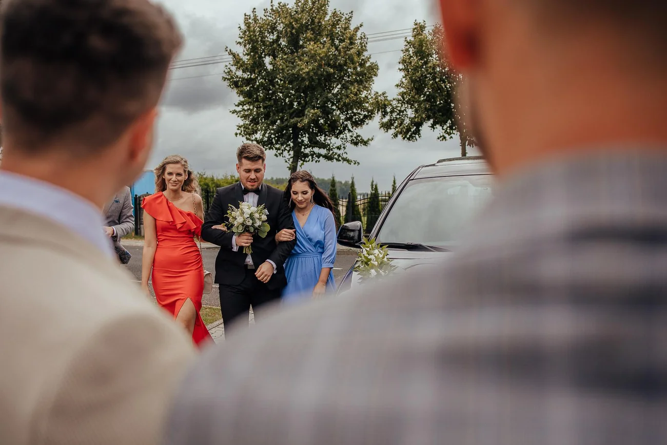 pan młody pod domem przyszłej żony