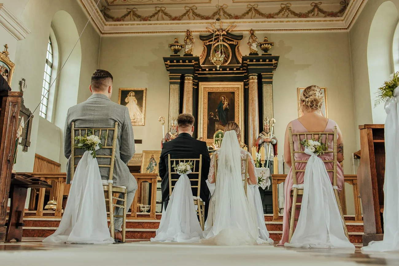 Para młoda przed ołtarzem