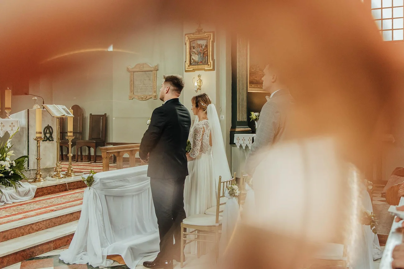Para młoda w kościele