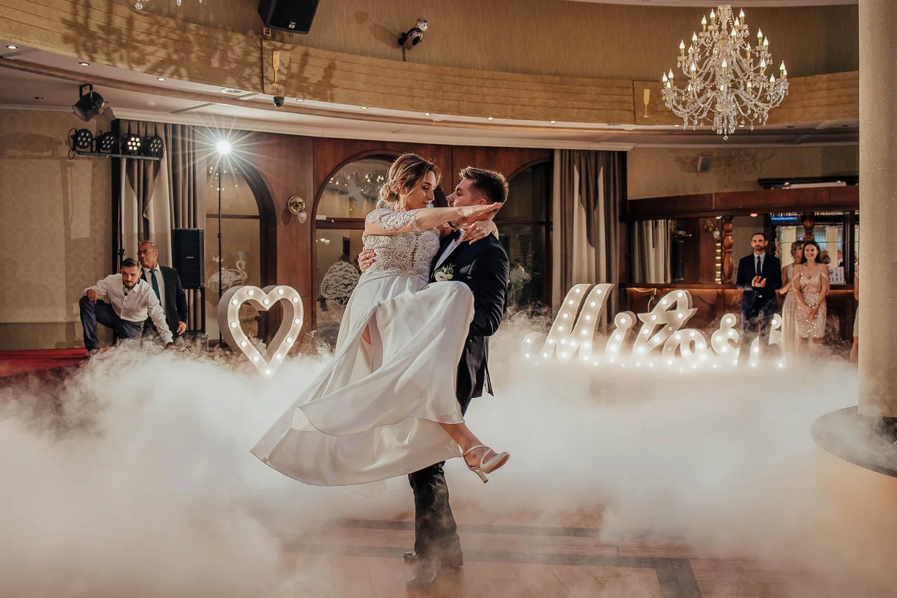 podnoszenie pani młodej na weselu