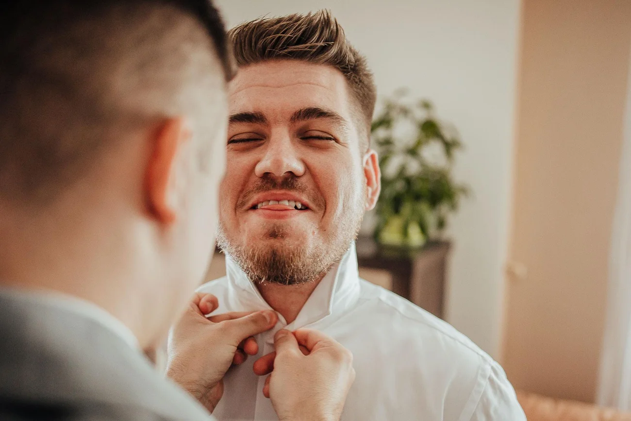 uśmiechnięty pan młody