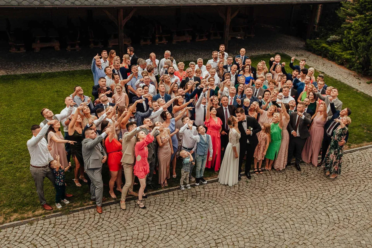 zdjęcie grupowe na weselu