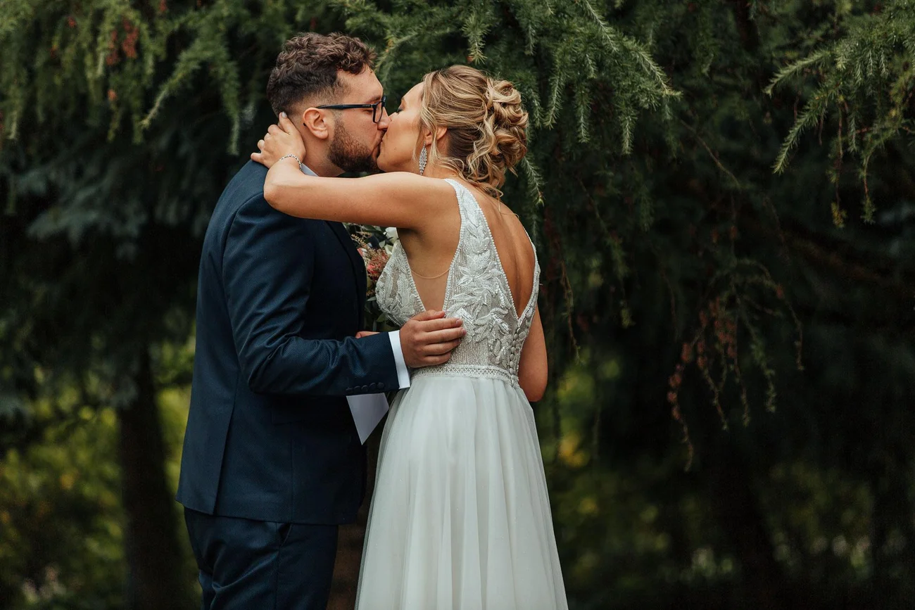 całująca para młoda