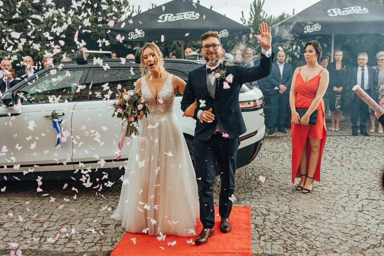 konfetti na wejściu na salę weselną