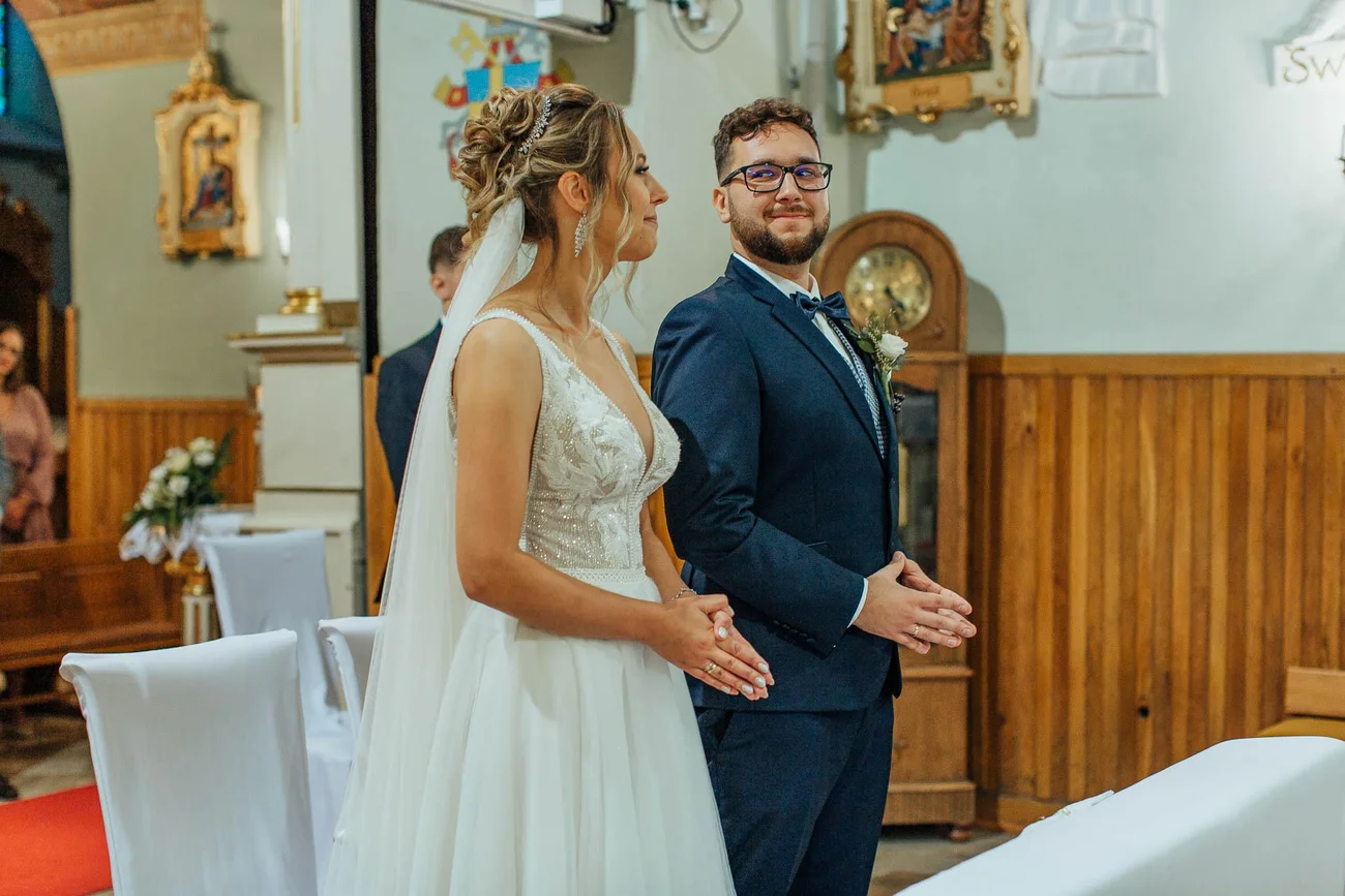 para młoda w kościele