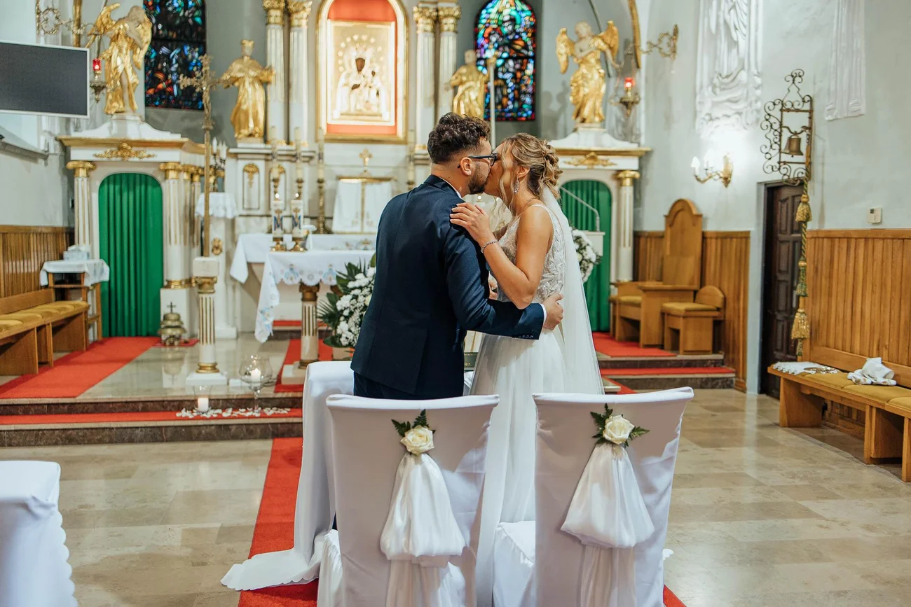 pierwszy pocałunek pary młodej