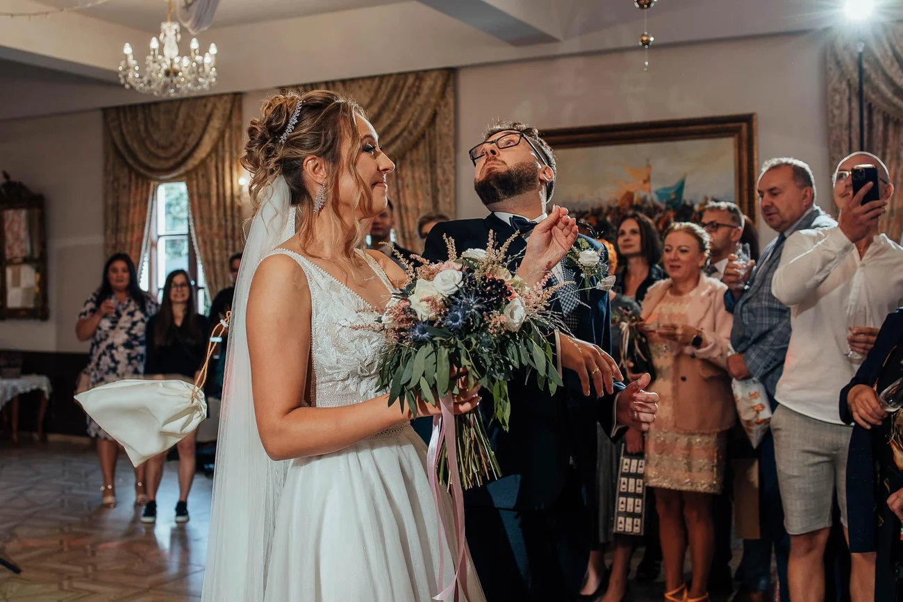 rzut kieliszkami na weselu