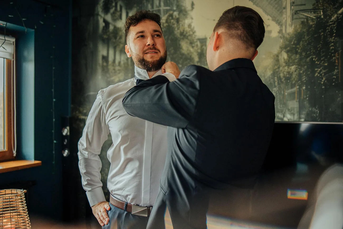 zapinanie muchy przygotowania pan młody