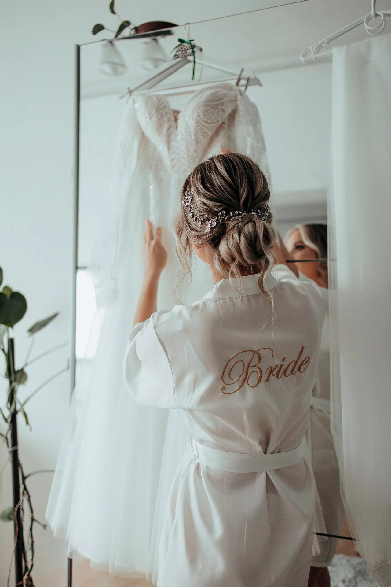 Panna młoda w szlafroku