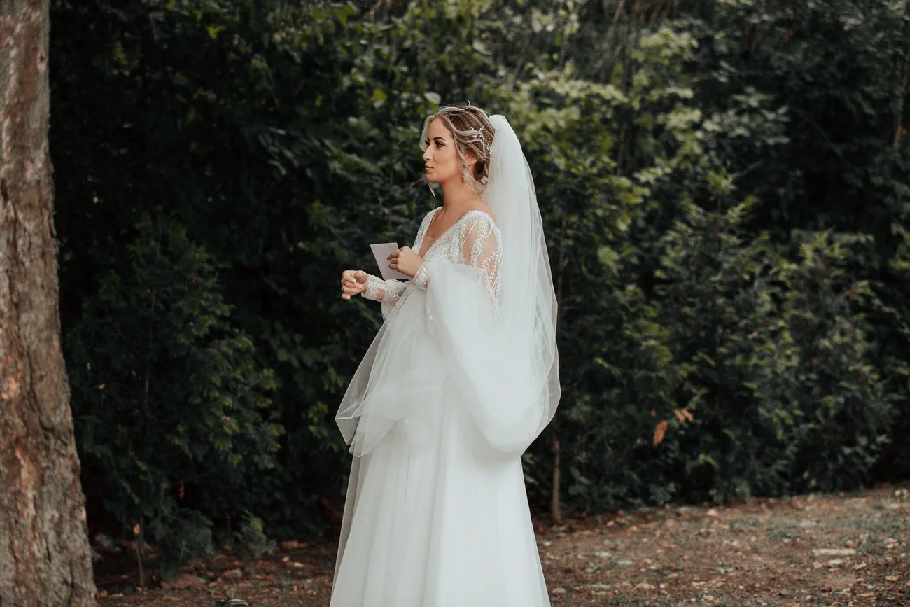 Firstlook w plenerze - oczekująca panna młoda