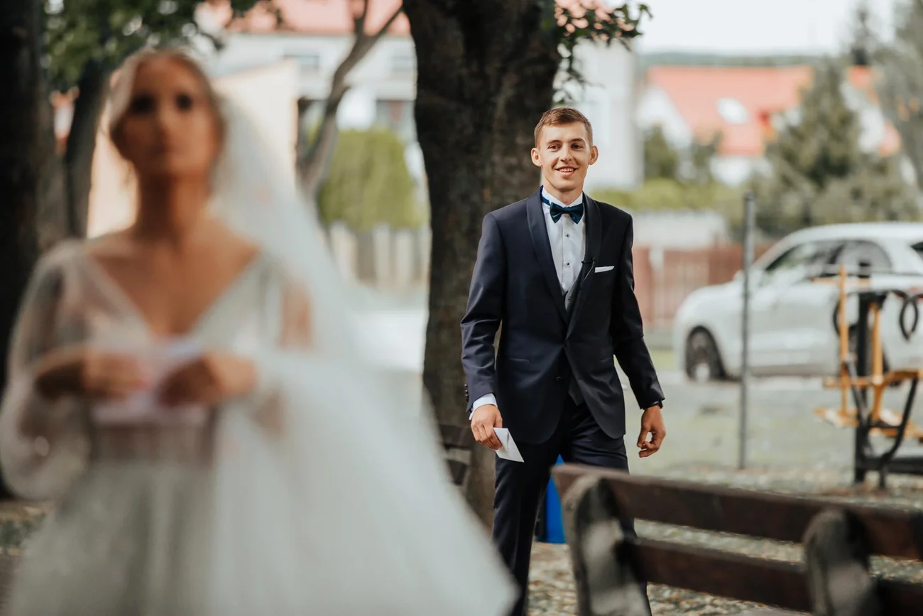 Pan młody w drodze na firstlook