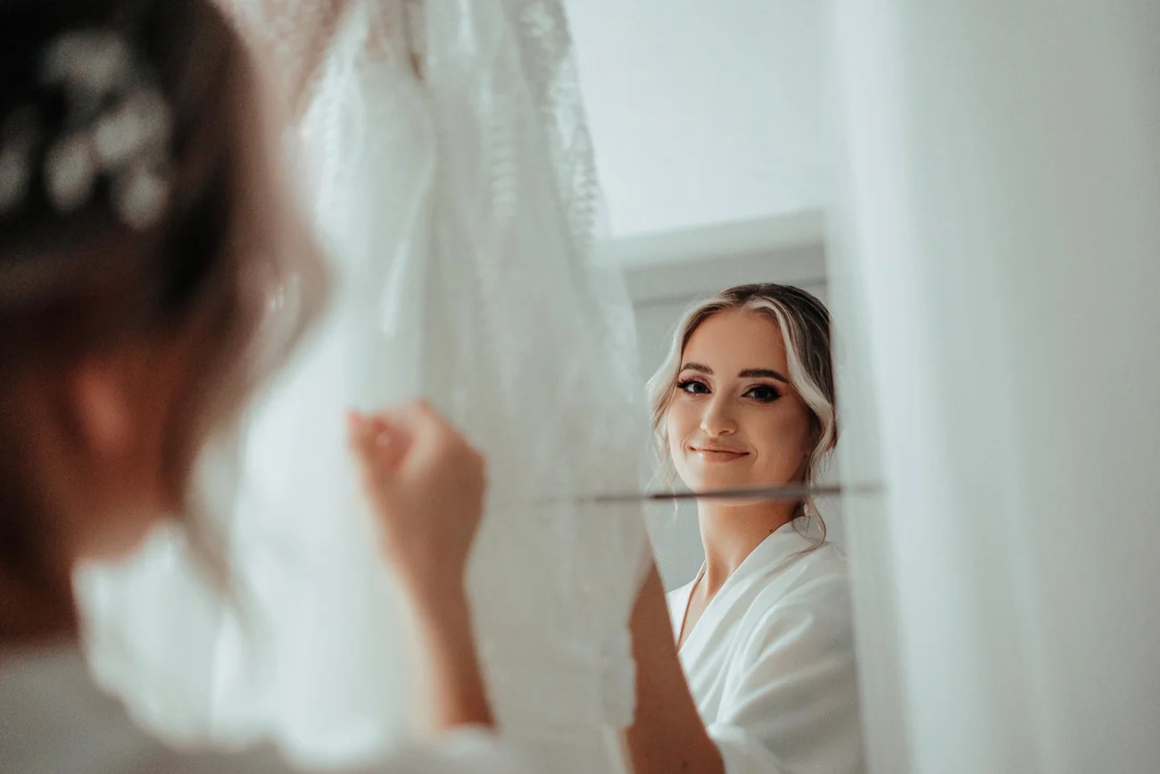 Panna młoda przy sukni