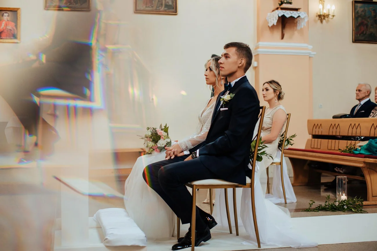 Para młoda w kościele