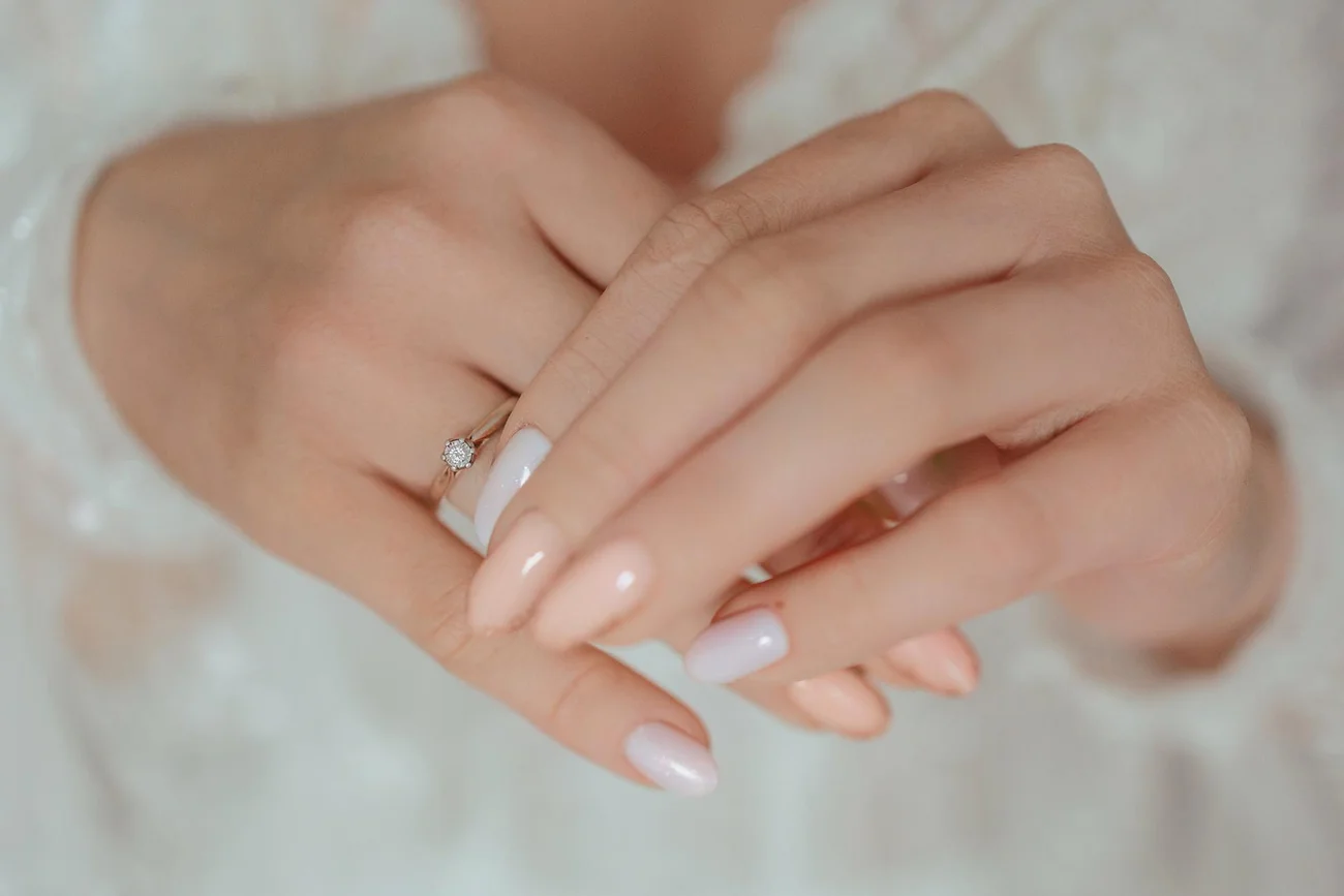 Paznokcie ślubne - detal
