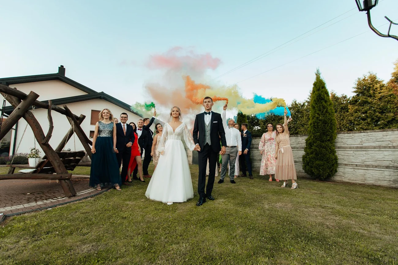 Sesja z racami dymnymi w dniu ślubu