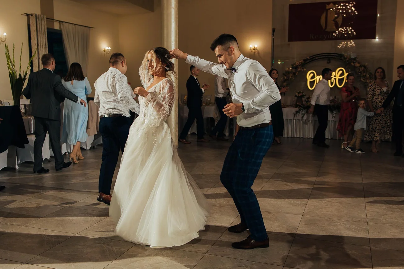 Tańcząca pani młoda wesele