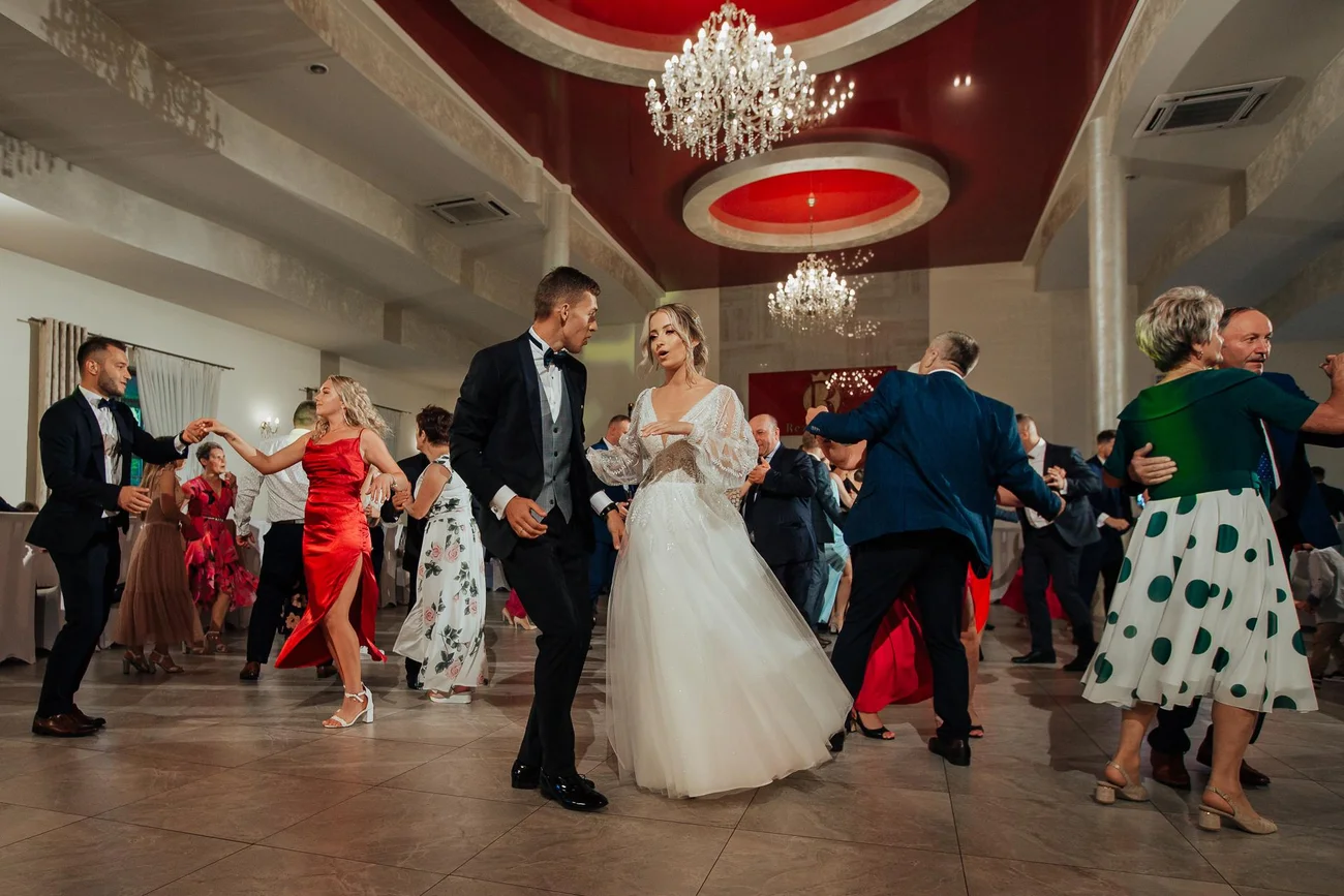 Tańcząca para młoda