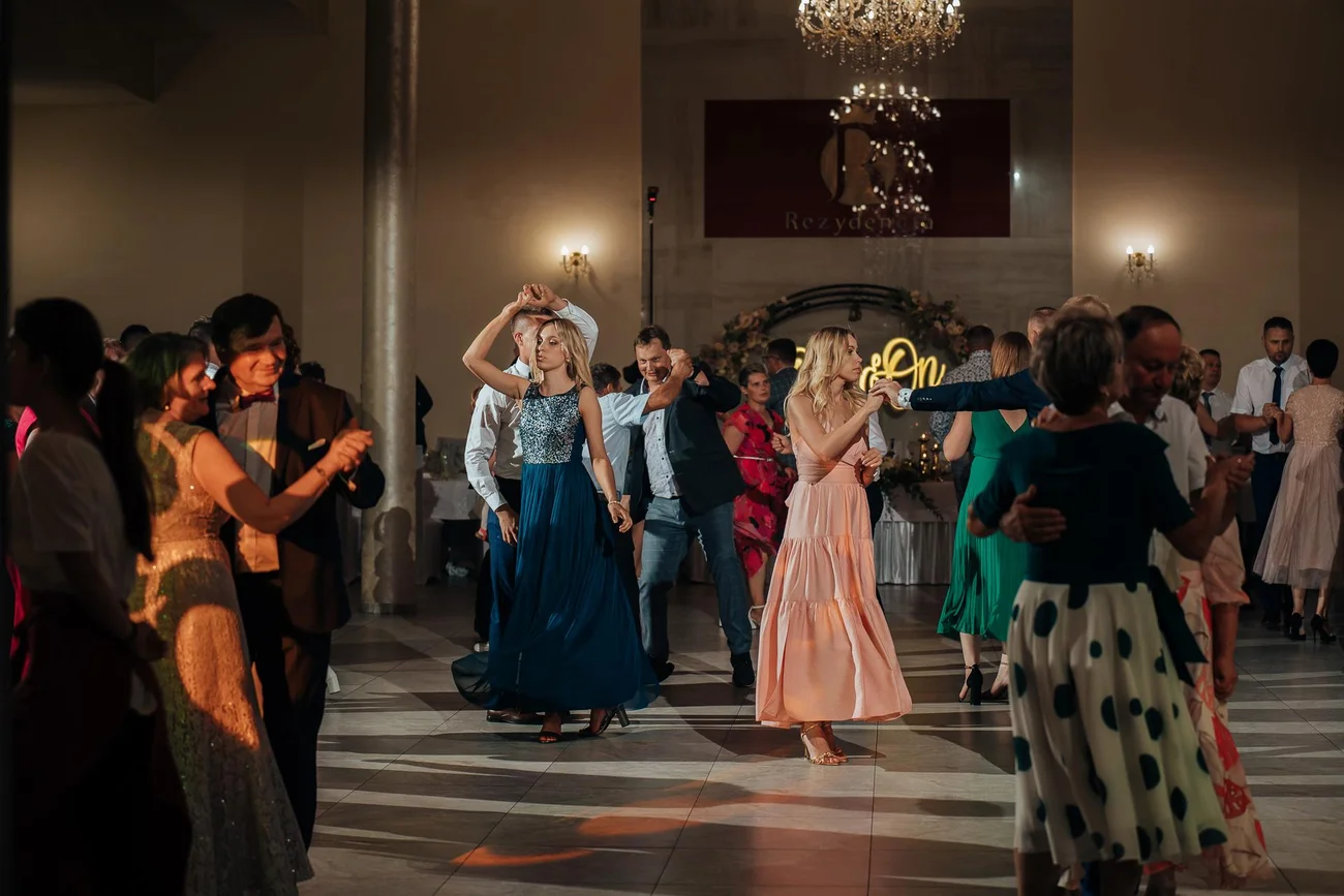 Tańczący goście weselni