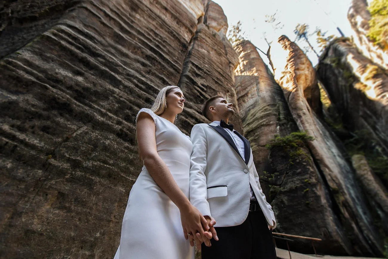 Para młoda w otoczeniu skał Adršpach