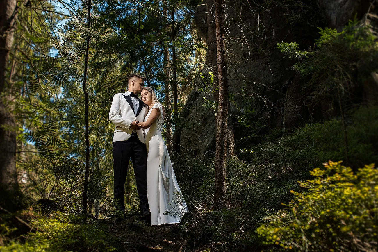 Niezapomniane wspomnienia z pleneru ślubnego w Adršpach