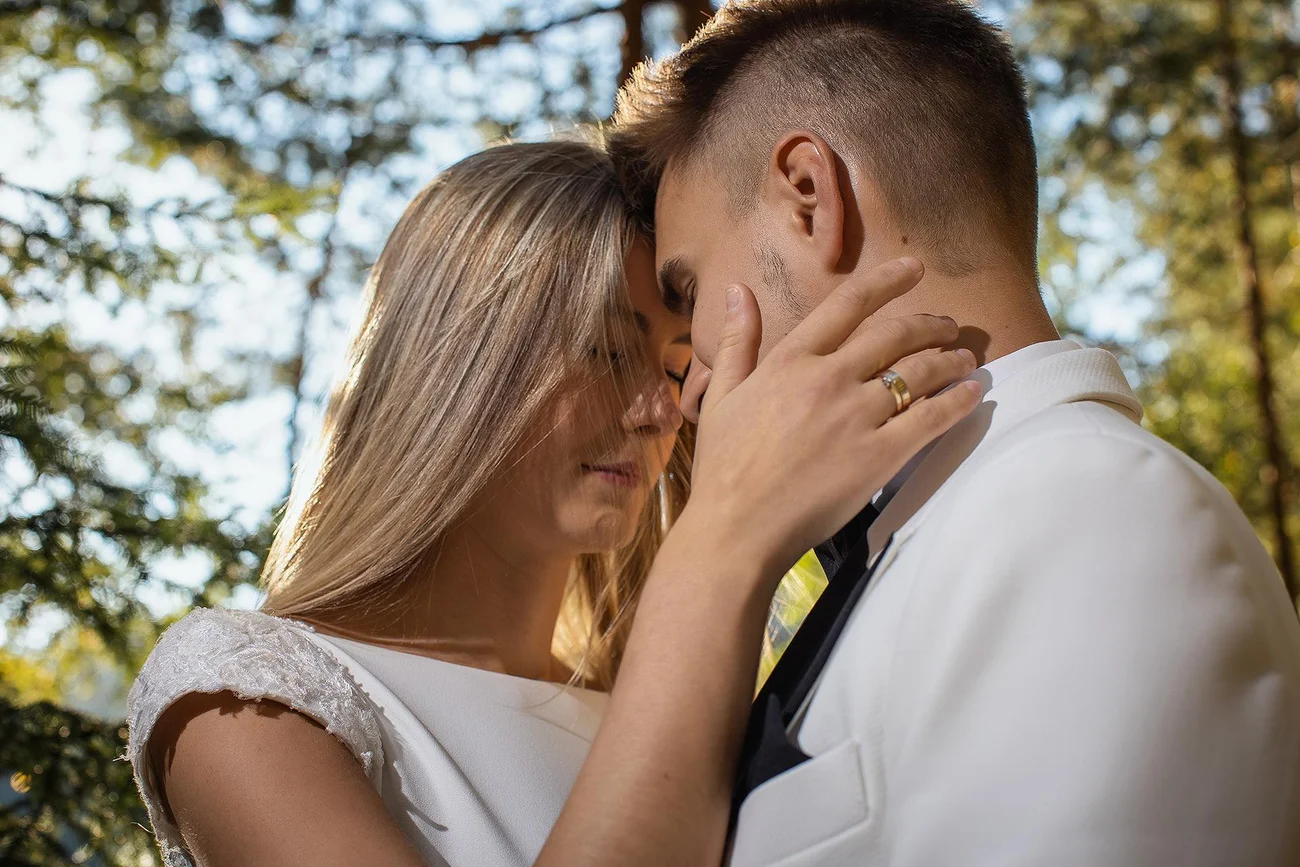 Piękne kadry z romantycznej sesji plenerowej w Adršpach