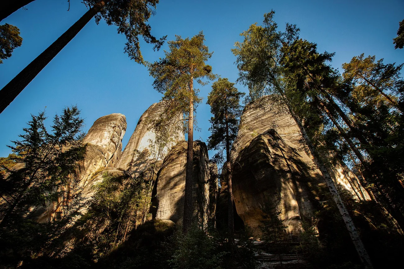 Piękny widok Czeskiego Skalnego Miasta Adršpach