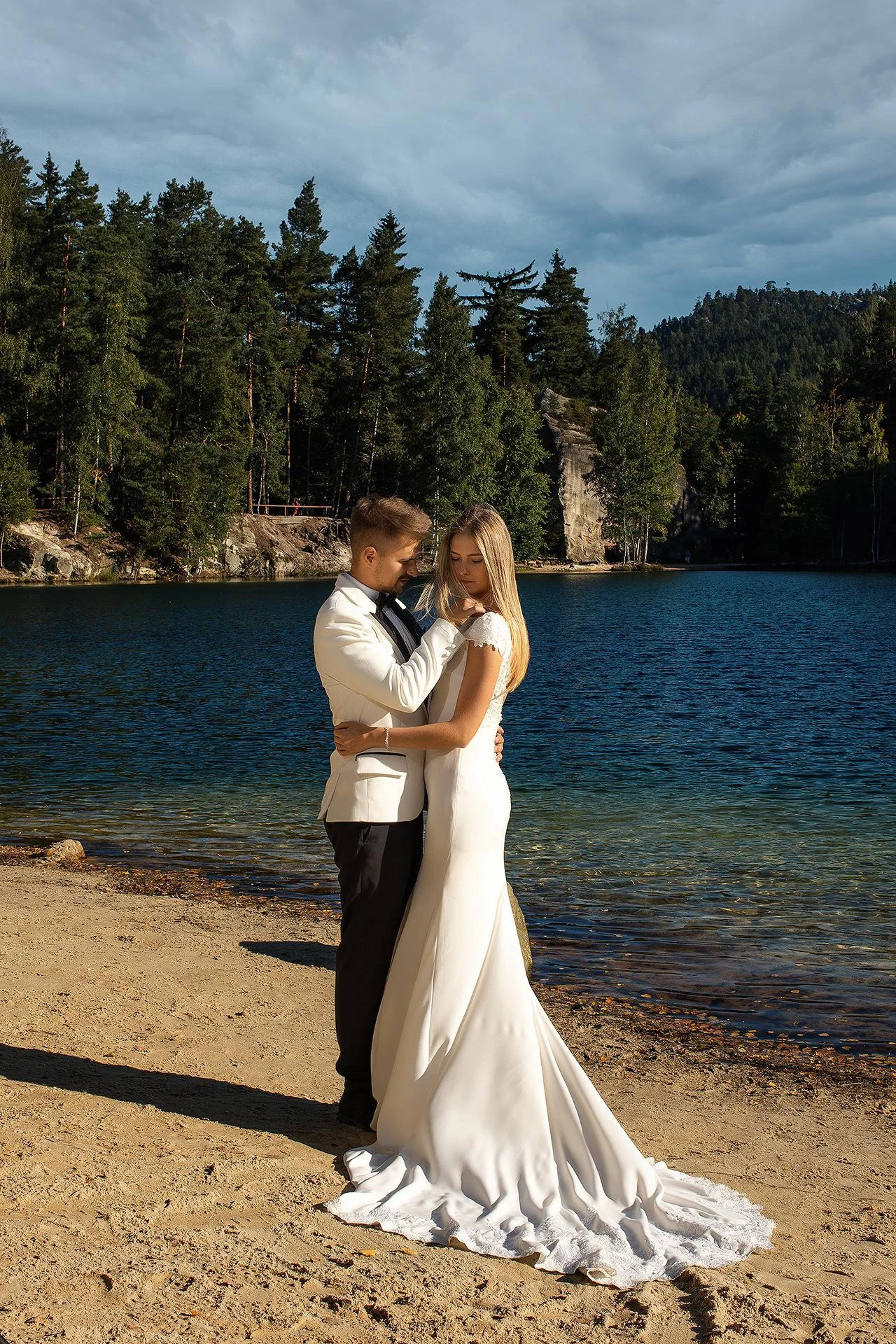 Zdjęcia ślubne w Adršpach, które oddają uczucie dwojga ludzi