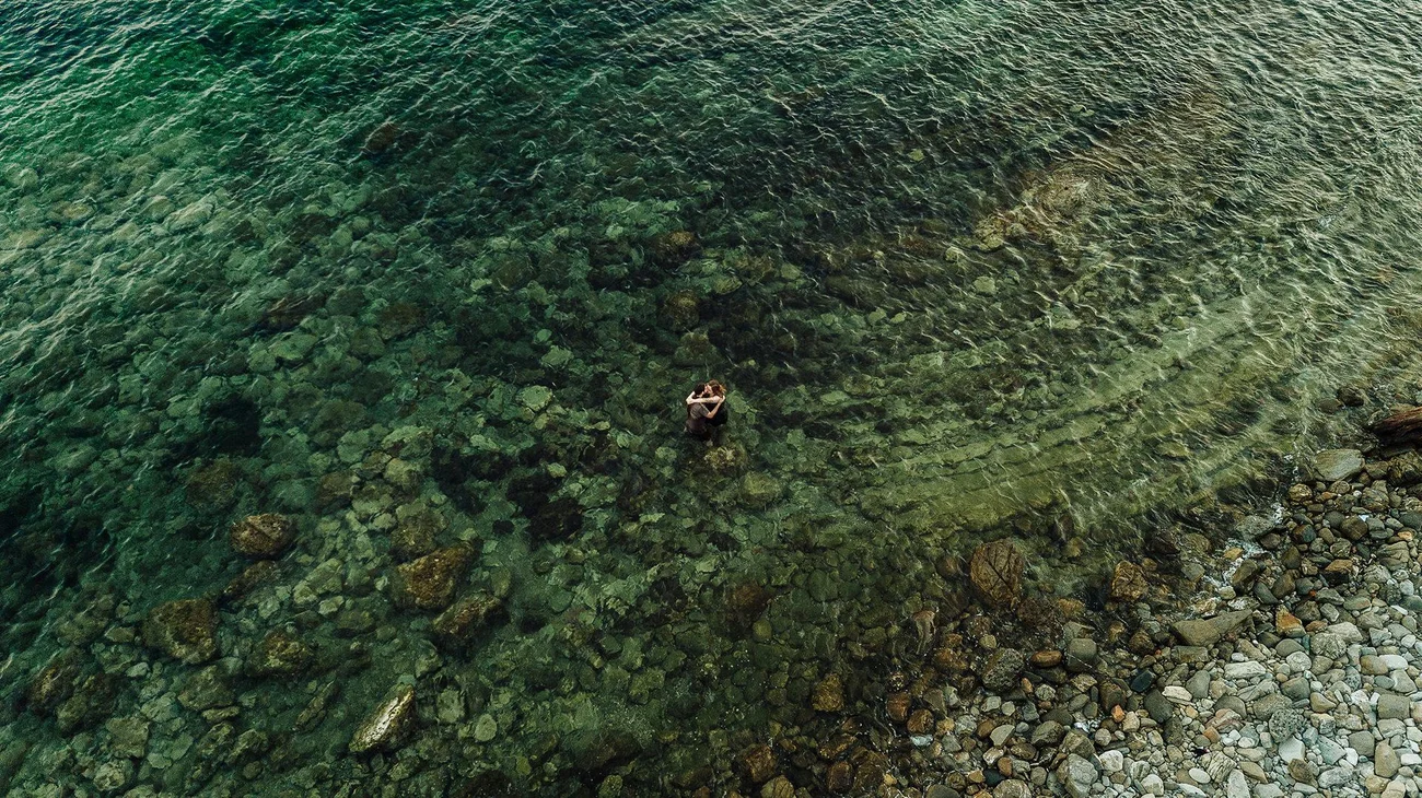 Para młoda w morzu - zdjęcie z drona