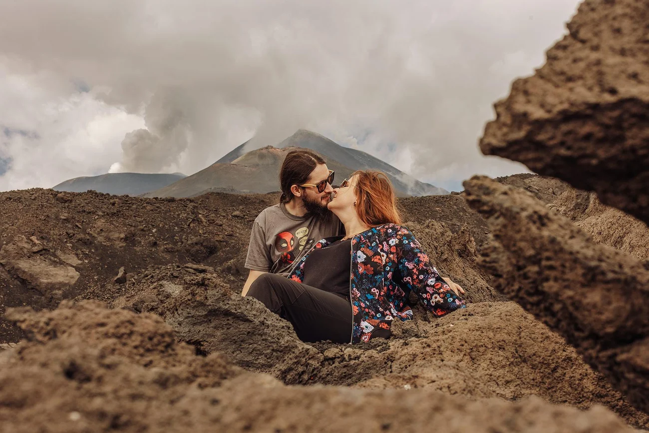 Pocałunek zakochanych na tle wulkanu